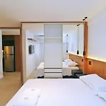 JÓIA RARA - Studio de luxo NOVO em prédio recém construído em Copacabana para até 3 pessoas